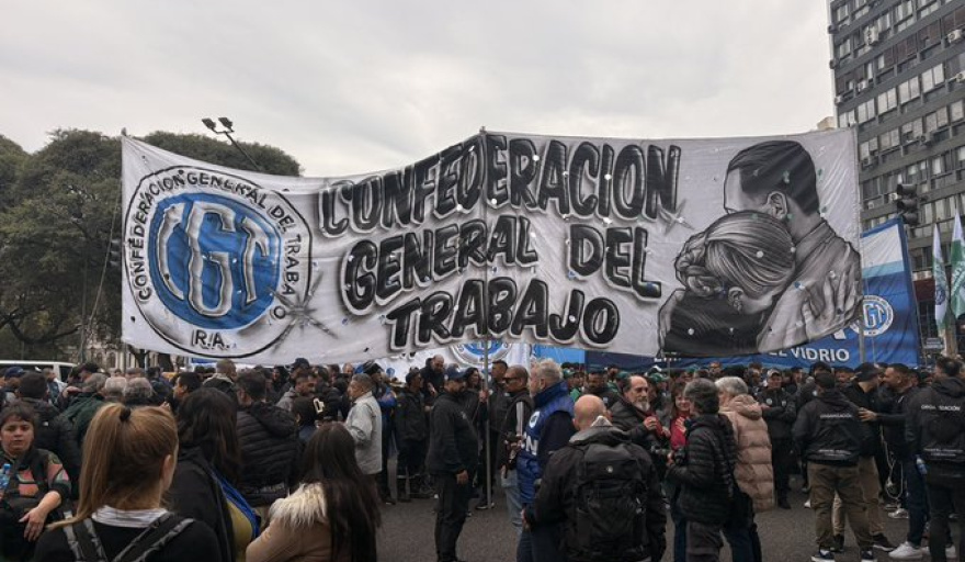 La CGT, las dos CTA y la UTEP marchan para exigir respuestas por el endeudamiento familiar