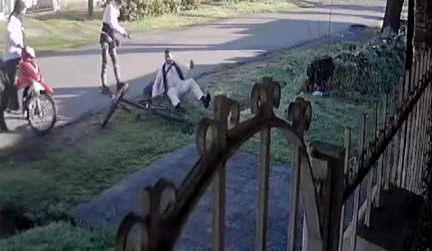 Los Hornos: una bala por una bicicleta, un robo en la calle y un video que da miedo