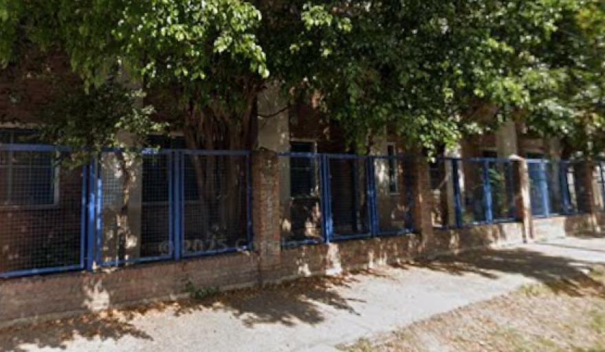 Un alumno baleó a otro en una escuela y la víctima sufrió heridas en el abdomen